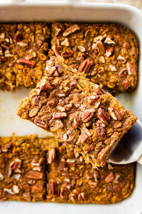 This pumpkin baked oatmeal is made with oats, pumpkin, maple syrup and warm spices. It's vegan, gluten-free, easy to make and the perfect cozy fall breakfast. Baked Steel Cut Oatmeal, Steel Cut Oatmeal Recipes, Pumpkin Baked Oatmeal, Pumpkin Oats, Eating Bird Food, Maple Pumpkin, Baked Oatmeal Recipes, Homemade Pumpkin Pie, Almond Flour Recipes