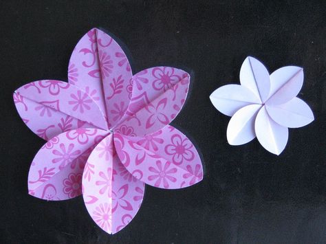 SIMPLY PAPER: Easy Folded Flower Tutorial Paper Folding Flowers, Brunch Parties, Folded Paper Flowers, Making Flowers, Folding Origami, Scrapbook Flowers, Flower Embellishments, Card Embellishments, Paper Flower Crafts