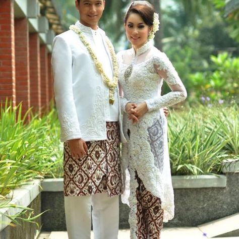 Foto bridal pernikahan oleh Melati Griya Pengantin Pre Wedding Photoshoot Theme, Indonesian Kebaya, Javanese Wedding, Pre Wedding Photoshoot Props, Baju Kahwin, Kebaya Wedding, Adat Jawa, Indonesian Wedding, Pre Wedding Photoshoot Outfit