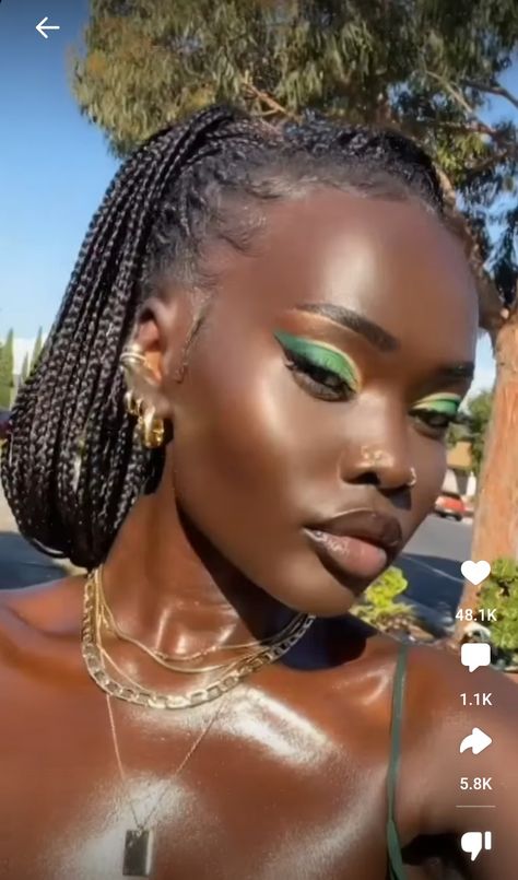 Prom Makeup For Brown Eyes, Green Eyeshadow Look, Show Makeup, Bold Makeup Looks, Prom Makeup Looks, Makeup For Black Skin, Brown Skin Makeup, Green Makeup, Green Eyeshadow