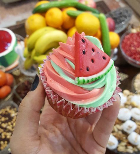 Yalda Night Cupcake, Yalda Night Cake, Cake Yalda, Watermelon Cupcakes, Food Engineering, Yalda Night, Watermelon Decor, Fruit Decorations, Night Ideas