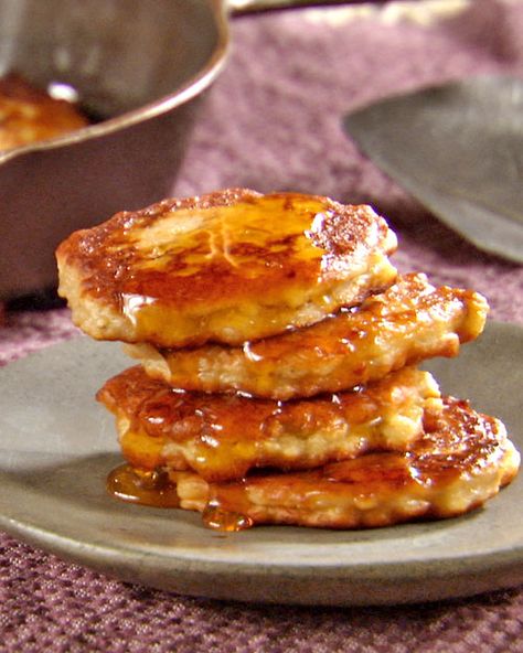 Banana Fritters - Martha Stewart Recipes for the gluten free kind:   Ingredients    6 ripe bananas  2 eggs, beaten  1/4 c. plus 2 T. potato/rice/bean/millet flour  1/4 c. plus 2 T. potato/corn/tapioca starch  3 tablespoons vegetable oil (can you fry with coconut oil?) Banana Fritters Recipe, Banana Fritters, Martha Stewart Recipes, Fritters Recipe, Fritter Recipes, Dessert Dips, Jamaican Recipes, Food Blogs, Banana Recipes