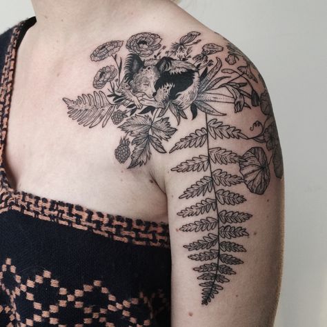 Pony Reinhardt, Botanisches Tattoo, Shoulder Cap Tattoo, Cool Shoulder Tattoos, Mens Shoulder Tattoo, Geniale Tattoos, Back Of Shoulder Tattoo, Botanical Tattoo, Cute Small Tattoos