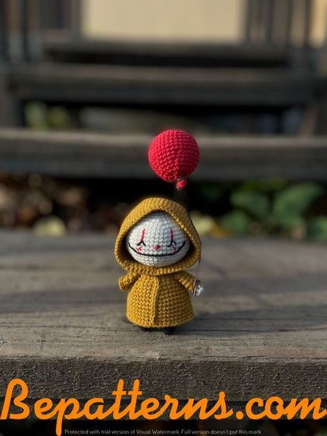 Amigurumi Crochet Animals, Crochet Pennywise, Amigurumi Aesthetic, Unique Amigurumi, Pennywise Halloween, Aesthetic Amigurumi, Halloween Amigurumi, Diy Crochet Patterns, Crochet Halloween