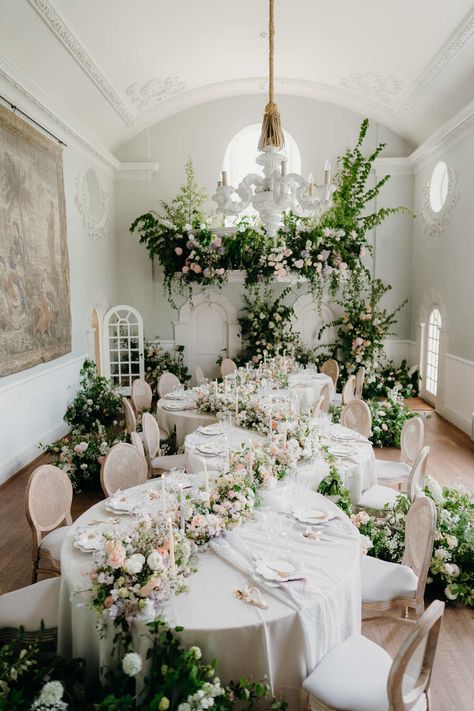 A unique wedding breakfast set up within the large, spacious and light setting of a grand manor house. Serpentine tables snake the room, overflowing with masses of elegant flowers whilst the balcony above bursts with a magnificently striking floral installation. Knotted Napkin, Wedding Tablescapes Round, Wedding Breakfast Decor, Decadent Wedding, Carpenter Photography, Bridgerton Wedding, Fairytale Decor, Country Garden Weddings, Elegant Wedding Inspiration