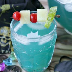 Celebrate summer and Captain Jack Sparrow with this refreshing Disney-Inspired Wrecked Pirate Cocktail! Pirate Drinks, Cherry Cocktail, Refreshing Summer Cocktails, Liquor Drinks, Themed Drinks, Mixed Drinks Recipes, Captain Jack Sparrow, Scotch Whiskey, Coconut Rum