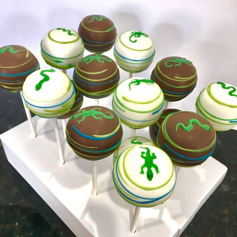 Snakes and Lizard cake pops Reptile Cake, Lizard Cake, Crocodile Cake, Lizard Party, Alligator Birthday Party, Alligator Birthday Parties, Reptile Birthday Party, Snake Cake, Snake Cakes