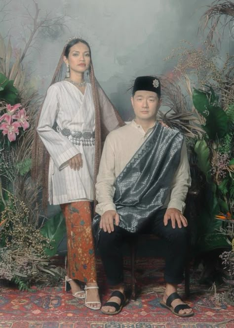 Classic Malay Outfit, Melayu Klasik Outfit, Melayu Klasik Wedding, Malay Pre Wedding Photoshoot, Melayu Klasik Tema, Klasik Melayu Wedding, Classic Malay Wedding Theme, Classic Malay Wedding, Malay Traditional Clothes