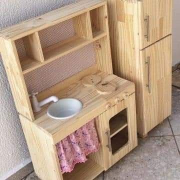 Diy Wooden Toys Plans, Wooden Kitchen Set, Diy Kids Kitchen, Kids Toy Kitchen, Ikea Play Kitchen, Barbie House Furniture, Toddler Kitchen, Wooden Play Kitchen, Rustic Kitchen Cabinets