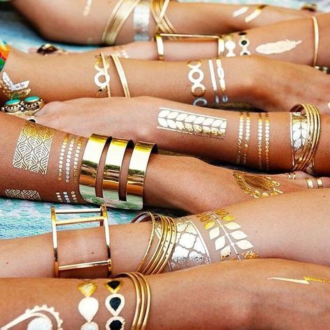 Coachella Party Ideas, Mode Coachella, Coachella Theme Party, Gold Temporary Tattoo, Coachella Theme, Coachella Birthday, Boho Chic Party, Festival Themed Party, Bohemian Birthday