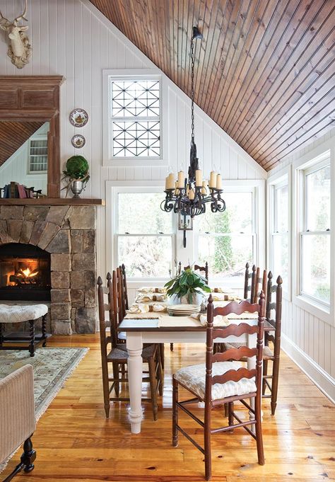 Mountain Cottage In Highlands, NC Cozy Mountain Home, Cottage Kitchen Decor, Farmhouse Trends, Mountain Cottage, Dining Room Makeover, Style Cottage, Empty Nest, Rustic Dining Room, Cottage Interiors