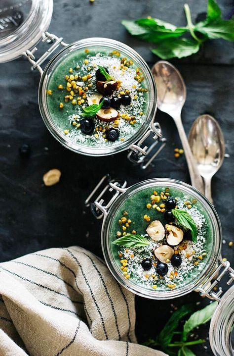 Superfood chia pudding with blueberries, spirulina and bee pollen, loaded with soluble fiber for a good morning cleanse | The Awesome Green Algae Recipes, Botanical Drinks, Spirulina Recipes, Detox Breakfast, Pudding Chia, Smoothies Vegan, Instagram Recipes, Soluble Fiber, Food Photography Inspiration