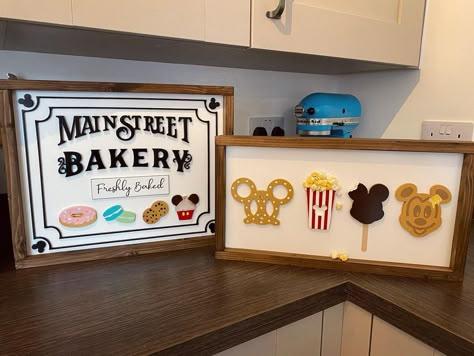 Disney Themed Kitchen Ideas, Disney Kitchen Decor Ideas, Disney Theme House, Disneyland Home Decor, Disney Themed House, Disney Themed Kitchen, Disney Kitchen Ideas, Disney House Decor, Disney House