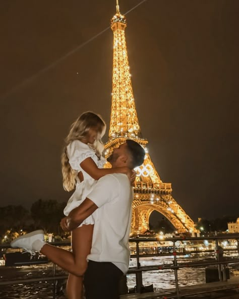 the kind of pictures we’ll show our future kids one day Dream Honeymoon Destinations, Honeymoon Tropical, Cheap Honeymoon, Tropical Honeymoon, Top Honeymoon Destinations, Paris Couple, Bali Honeymoon, Dream Dates, Luxury Couple