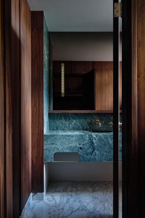 A Melbourne home's retro appeal is celebrated by Kennedy Nolan - Vogue Australia Melbourne Architecture, Modernist Interior, Walnut Timber, Modernist Architects, Edwardian House, Timber Panelling, Melbourne House, Mid Century Architecture, Vogue Living