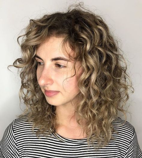 Medium Layered Cut With Blonde Highlights Medium Length Curls, Curly Lob, Fine Curly Hair, Layered Curly Hair, Bronde Balayage, Medium Curly, Blonde Curls, Curly Hair With Bangs, Chic Hairstyles