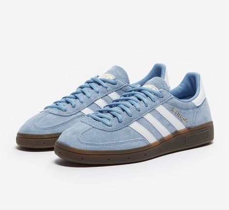 Quoi Porter, Shoe Wishlist, Adidas Spezial, Aesthetic Shoes, Shoe Inspo, Outfit Trends, Swag Shoes, Red Adidas, Stylish Clothes