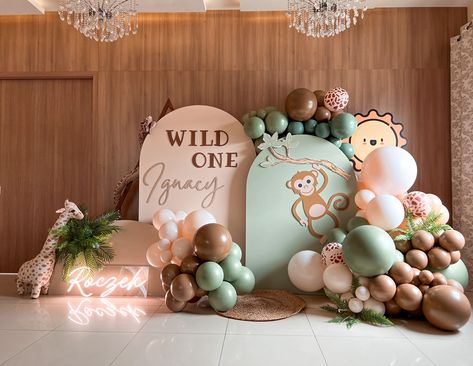 Wild One Birthday Party Backdrop, Safari Shower Ideas, Safari Theme Birthday Party, Kids Party Planner, Wild Birthday Party, Baby Birthday Decorations, Jungle Birthday Party, Safari Theme Birthday, Jungle Safari Party