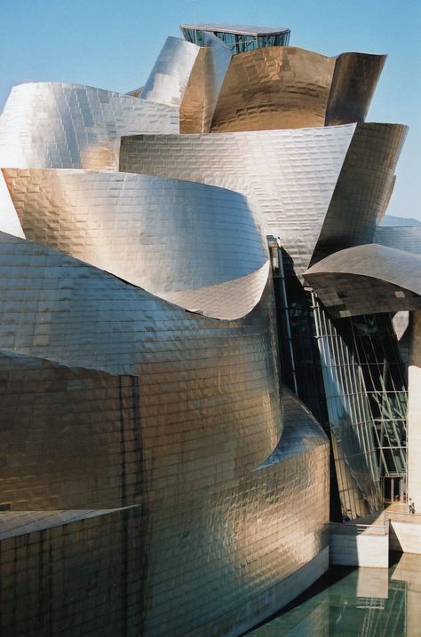 1997.Musée Guggenheim - Bilbao Architecte Frank Gehry (photo de 2001) by Yvette Gauthier Deconstructivism Architecture, Frank Gehry House, Zaha Hadid Buildings, Frank Gehry Architecture, Gehry Architecture, Corbusier Architecture, Guggenheim Museum Bilbao, Architecture Cool, Lebbeus Woods