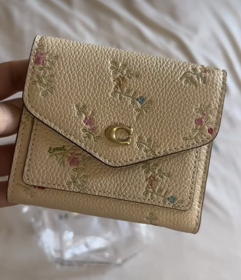 Vintage Wallet Aesthetic, Card Wallet Aesthetic, Cute Wallet Aesthetic, Cutesy Gifts, Cute Wallets For Women, Wallet Embroidery, Pretty Wallet, Aesthetic Wallet, Wallet Aesthetic