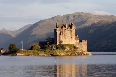 Kyle Of Lochalsh, Moving To Scotland, Stay In A Castle, Eilean Donan Castle, Wow Photo, Places In Scotland, Chateau Medieval, Eilean Donan, Famous Castles