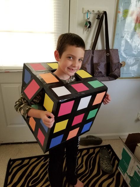 Rubix cube Halloween costume. Nailed it! Way to go mom! Rubix Cube Halloween Costume, Rubiks Cube Costume, Rubix Cube, Halloween Costumes, Halloween