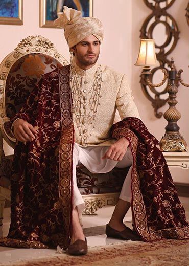 Pakistani Men, Sherwani For Men Wedding, Groom Dress Men, Wedding Outfits For Groom, Indian Groom Wear, Wedding Dresses Men Indian, Men's Wedding Outfit, Red Bridal Dress, Sherwani Groom