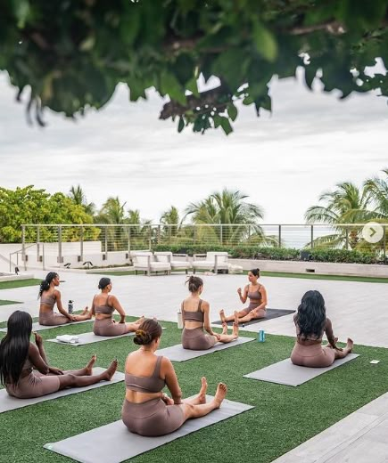 Group Yoga Outdoor, Beach Yoga Bachelorette, Outdoor Yoga Class Aesthetic, Group Yoga Aesthetic, Outdoor Yoga Area, Wellness Retreat Aesthetic, Yoga Instructor Aesthetic, Yoga Terrace, Yoga Class Aesthetic