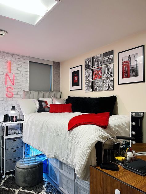 White Dorm Room Aesthetic, Red Dorm Room, College Dorm Room Ideas Aesthetic, Dorm Room Ideas Aesthetic, Dorm Room Decoration Ideas, Red Dorm, White Dorm Room, Luxury Dorm Room, Dorm Room Aesthetic