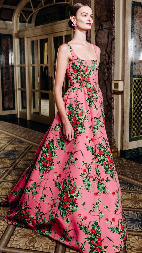 Carolina Herrera Spring Summer 2023 Carolina Herrera Floral Dress, Cute Summer Evening Outfits, Carolina Herrera Spring Summer 2023, Carolina Herrera Spring 2023, Carolina Herrera Dresses 2023, Summer 2023 Wedding Dresses, Carolina Herrera Style, Outfit Primavera 2023, Carolina Herrera Wedding Dress