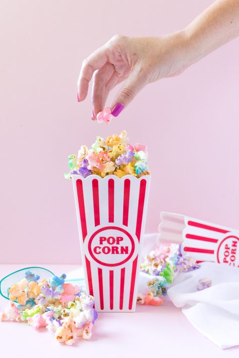 mnogo dobra ideja, da se oboje kokice u razlicite boje Rainbow Foods, Pastel Food, Rainbow Popcorn, Unicorn Food, Fluffy Unicorn, Rainbow Desserts, Deco Ballon, Popcorn Recipe, Rainbow Parties