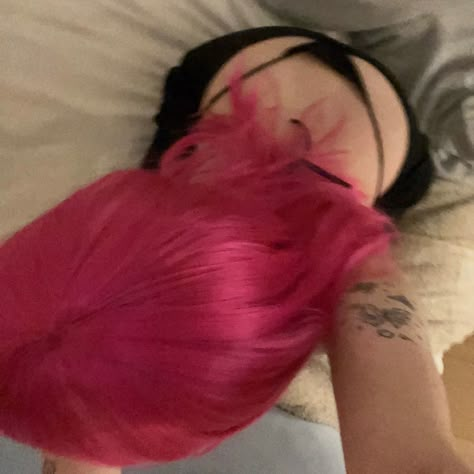 Alternative Pink Hair, Pink Hair Y2k, Hot Pink Hair Aesthetic, Edgy Pink Aesthetic, Uzzlang Poses, Pink Hair Grunge, Pink Alt Aesthetic, Hairstyles Alternative, Pink Alt