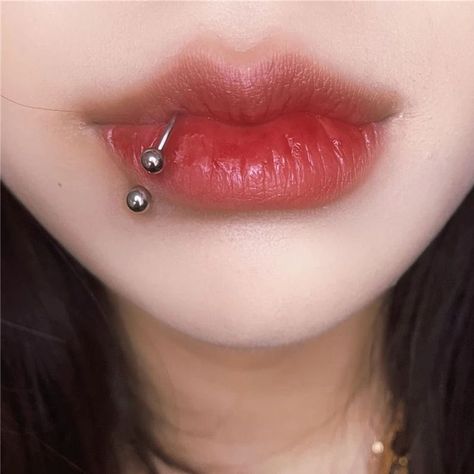 Piercing Ideas Nose Septum, Mouth Persing, Aesthetic Lip Piercing, Persing Lips, Pirsing Lip, Piercing Labret Lateral, Lip Piercing Ideas, Snake Bite Piercing, Mouth Piercings