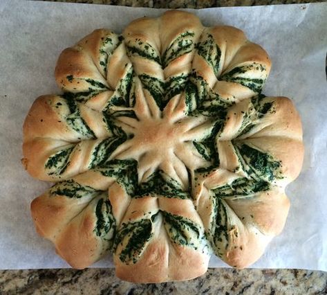 Savory Snowflake Bread 1 Snowflake Party Food Ideas, Christmas Bread Savory, Snowflake Party Food, Savory Christmas Treats, Snowflake Bread, Snowflake Food, Foodie Videos, Pull Apart Recipes, Christmas Breads