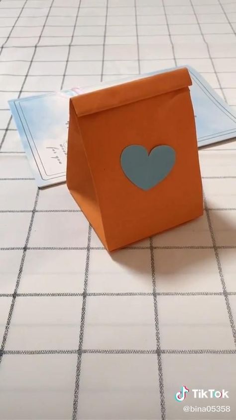 Origami. Blue paper bag. Yellow paper bag. easy. love. [Video] | Manualidades divertidas, Manualidades escolares, Manualidades creativas Corak Krusye, Diy Paper Bag, Hadiah Diy, Paper Box Diy, Paper Mache Projects, Origami Envelope, Origami Bag, Folding Origami, Instruções Origami