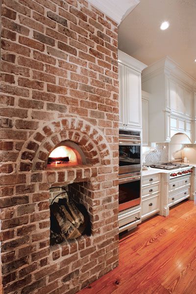 Brick pizza oven http://awoodrailing.com Indoor Pizza Oven, Manor House Plans, Home Pizza Oven, Installing A Fireplace, Brick Pizza Oven, Wood Oven, Brick Oven, Kitchen Fireplace, Wood Fired Oven