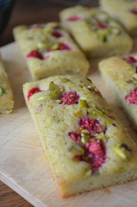 Floral Desserts, Pistachio Raspberry, Raspberry Pistachio, Pistachio Recipes, Almond Cakes, Small Cake, Tray Bakes, Pistachio, Sweet Recipes