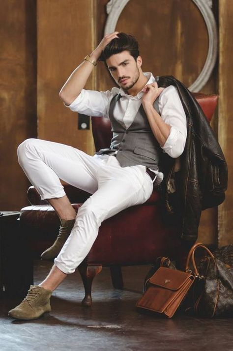 The Stylish guy Pose Man, Mdv Style, Street Style Magazine, White Jeans Men, Old School Style, Style Français, Gay Fashion, Smart Outfit, School Style