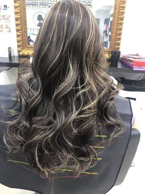 Black And Blonde Wavy Hair, Black Hair With Small Blonde Highlights, Black With Light Blonde Highlights, Skunk Highlights Black Hair, Blonde Streaks On Black Hair, Nely Cuevas Hair, Skunk Hair Wavy, Light Blonde Highlights On Dark Hair, Mini Highlights Hair