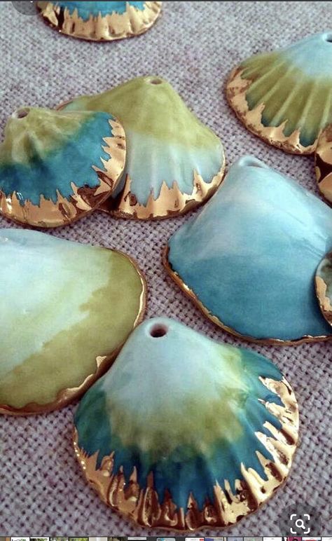 Oyster Shell Crafts, Seashell Projects, Porcelain Necklace, Art Coquillage, Seashell Painting, Shell Crafts Diy, Beach Necklace, Painted Shells, Painted Christmas Ornaments