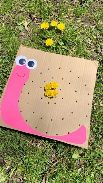 Happy Toddler Playtime on Instagram: "🐌 DANDELION SNAIL CRAFT🐌 Is your lawn covered in these yellow beauties? Try using them in this fun and easy fine motor craft to create an adorable snail! AGE: 2 years + MESS Level: low DIFFICULTY TO CREATE: low SKILLS DEVELOPED: colour recognition, language development, hand-eye coordination, fine motor skills, imaginative play, creativity. _____________ PLaY 🌈CReaTivEly #happytoddlerplaytime" Snail Activities For Kids, Snail Crafts For Kids, Yellow Activities, Snail Crafts, Easy Activities For Toddlers, Creative Activities For Toddlers, Outdoor Games For Toddlers, Snail Garden, Snail And The Whale