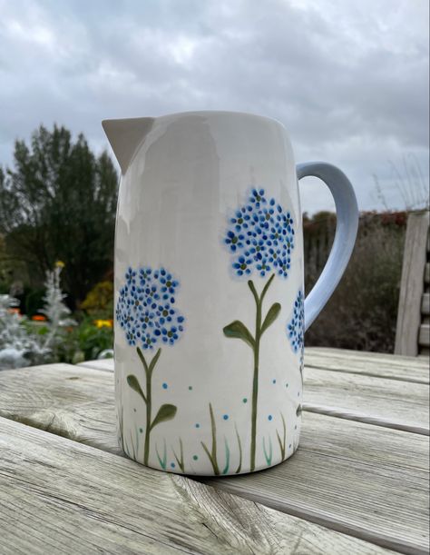 Clay Underglaze Ideas, Underglaze Ideas, Painted Hydrangea, Crafts Easy Diy, Homemade Vase, Hydrangea Design, Hydrangea Potted, Vases Design, Painting Pottery