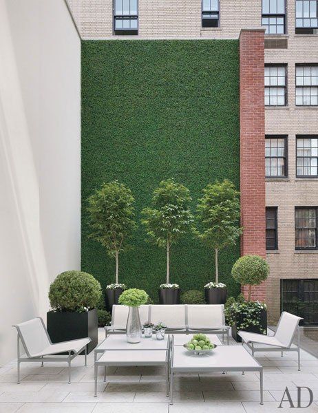 On a New York townhouse's terrace,  a wall blanketed in faux boxwood offsets outdoor furniture by Richard Schultz and limestone paving. Have Inspiration, Garden Pictures, Design Exterior, Roof Garden, Terrace Garden, Makassar, House Doctor, Small Gardens, Decor Furniture