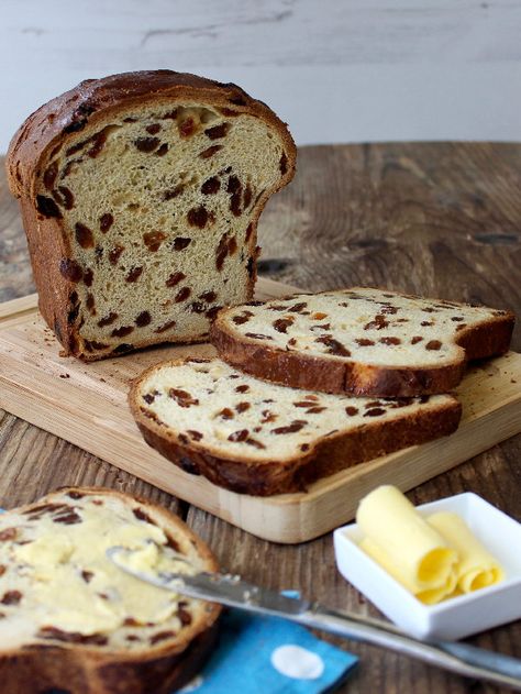 Guernsey Gâche (pronounced “Gosh”) is a traditional fruit bread made with an enriched yeast dough and plenty of dried fruit. The perfect teatime treat or toasted for breakfast. Fruit Bread Recipes, Kitchen Shed, Fruit Loaf, Bread Maker Recipes, Tea Bread, Traditional Tea, Savory Bread, Fruit Bread, British Baking