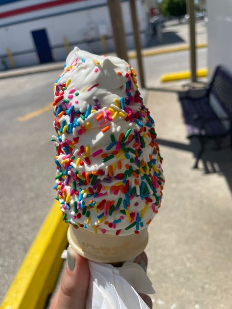 Vanilla Ice Cream With Sprinkles, Water Ice Cream, Ice Cream Cone With Sprinkles, Sprinkle Ice Cream, Ice Cream With Sprinkles, Ice Cream And Cake, Sprinkles Ice Cream, Soft Ice Cream, I Want Food