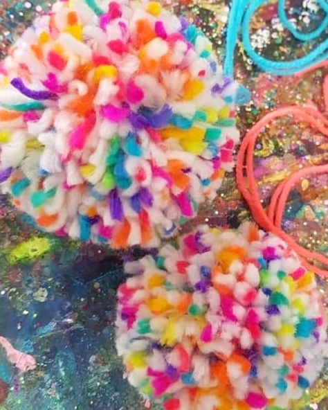 Pom Pom Rainbow, Pom Pom Bunny, Pom Pom Jewelry, Whimsical Crafts, Rainbow Pom Pom, Pom Pom Bunnies, Christmas Fair Ideas, Pom Pom Sweater, Diy Pom Poms