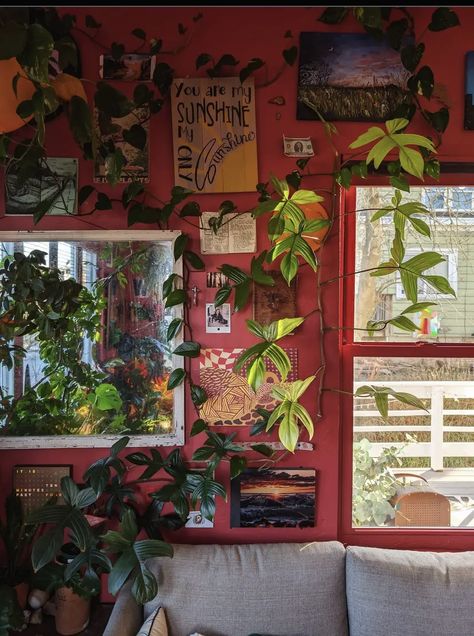 Red And Green Room Aesthetic, Green And Red Room, Red And Green Bedroom, Botanical Interior Design, Maximalist Room, Botanical Interior, Funky House, Dream House Rooms, Pretty Room