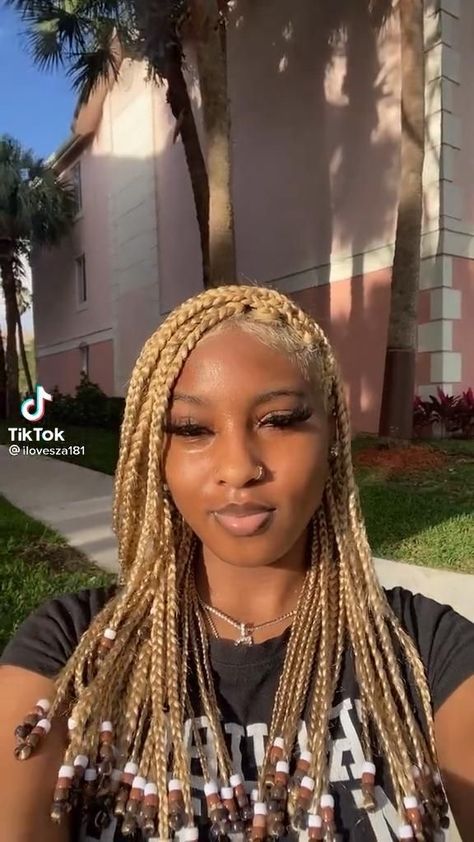 Blond Braids With Beads, Fulani Braids Short, Beads Black Women, Blonde Fulani Braids, Short Black Women, Braids Beads, Ginger Braids, Braids Short, Short Box Braids Hairstyles