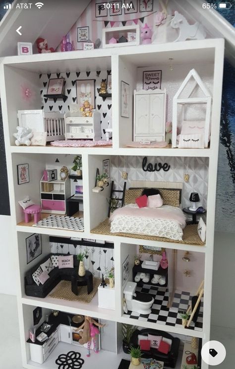 Barbie House Ideas Diy, Barbie Diy Dollhouse, Home Made Barbie House, Aesthetic House Entrance, Barbie Diy House, Diy Doll House Ideas, How To Make A Doll House, Barbie House Decor, Barbie House Ideas