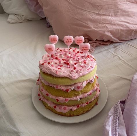 Pastel Cupcakes, Cute Baking, Pink Foods, Think Food, Pretty Birthday Cakes, Cute Birthday Cakes, Just Cakes, Cute Desserts, Pretty Cakes